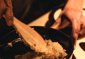 土鍋で炊き上げる季節のご飯。料理人の技が光る、こだわりの味に仕上げています。