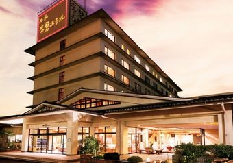 1964年に開業した、山梨県の石和温泉郷に佇むホテルです。