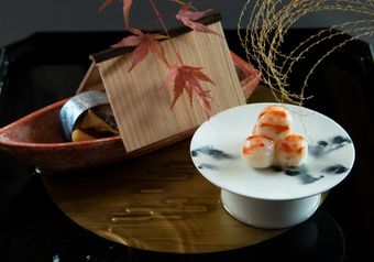 目でも楽しんでいただく京会席のひと皿。既製品は使わず旬の食材を一から仕込みます