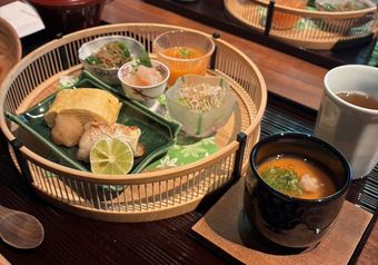籠盛りで供する朝の和定食です。彩りを添え一品ずつ心を込めてお客様にお出しします