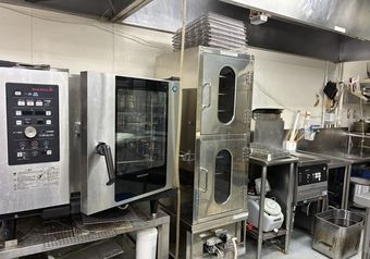 スチコン等を備えた厨房設備です。効率よく安全に調理を進められる環境が整います