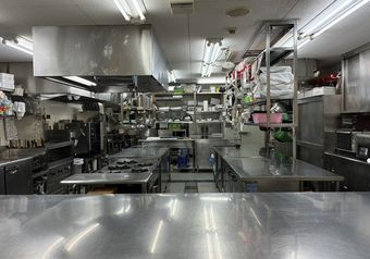 ステンレスが整然と並ぶ厨房です。旬の食材を一から仕込む和食調理の現場になります