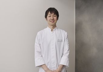厨房を率いる総料理長。イタリアンとフレンチ双方に通じた料理人のもとで学べる環境です