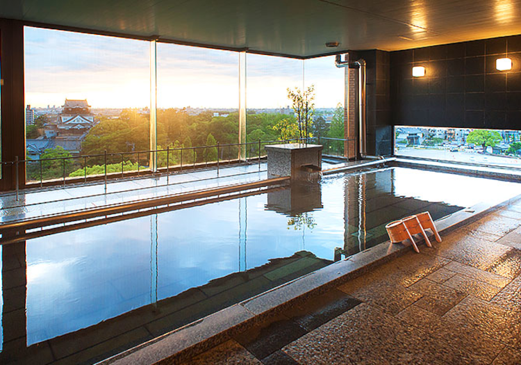 岡崎城が一望できる展望大浴場で、ゆっくりと疲れを癒します。