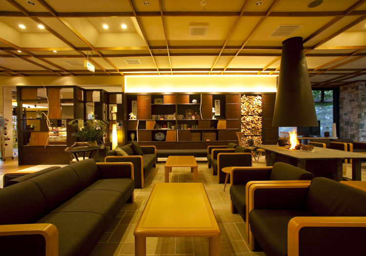 山小屋のコテージをイメージしたロビー。ネットコーナーやライブラリー、暖炉まで