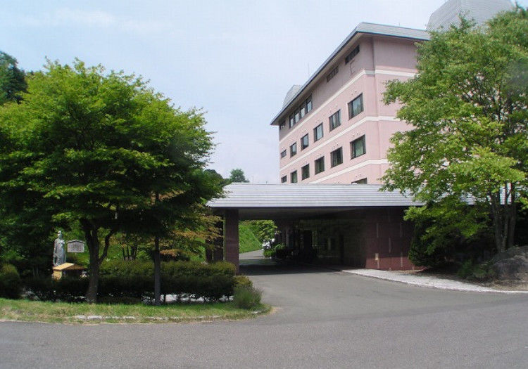 塩分濃度は海水のおよそ2倍とも。強塩泉“にごり湯”を求めて多くの人が訪れます