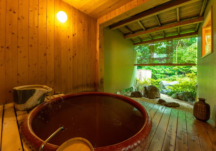 源泉100％かけ流しの温泉で、旅の疲れを癒やしていただけます。