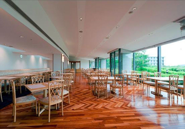 開放的な館内のレストランで地産地消にこだわったお料理を提供！