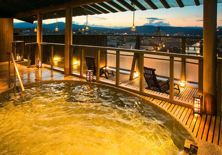 露天風呂では、柔らかい泉質を持つ温泉と雄大な景色を心ゆくまで堪能できます