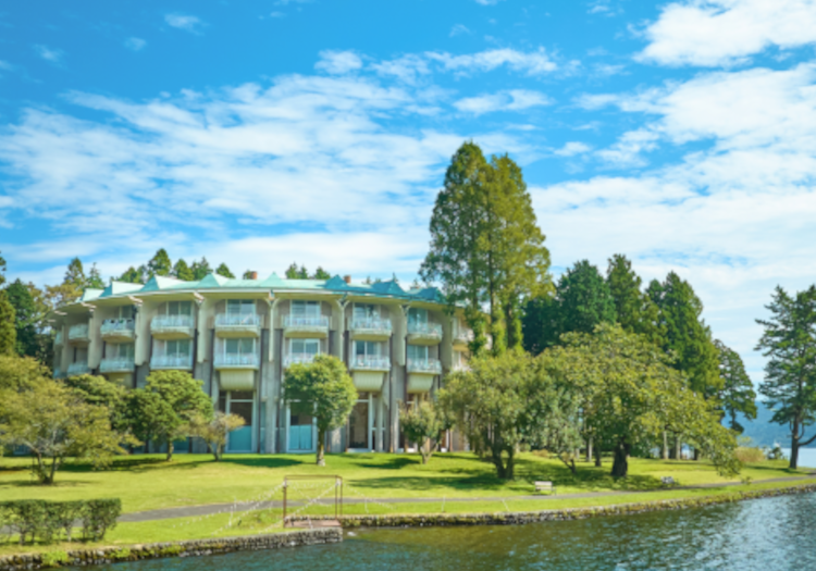 芦ノ湖畔に佇むホテル。箱根の四季が織りなす自然に癒される、特別な時間を提供します