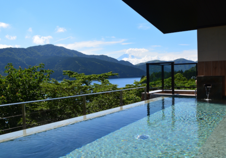 芦ノ湖のほとりに佇む純和風旅館です。由緒ある4つの神社に囲まれています