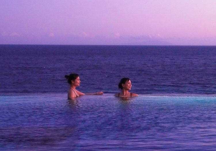 水平線に溶け込むようにデザインされている「インフィニティプール」