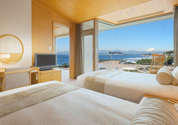 空気の澄んだ日には、富士山や伊豆大島も望めるスイートルーム