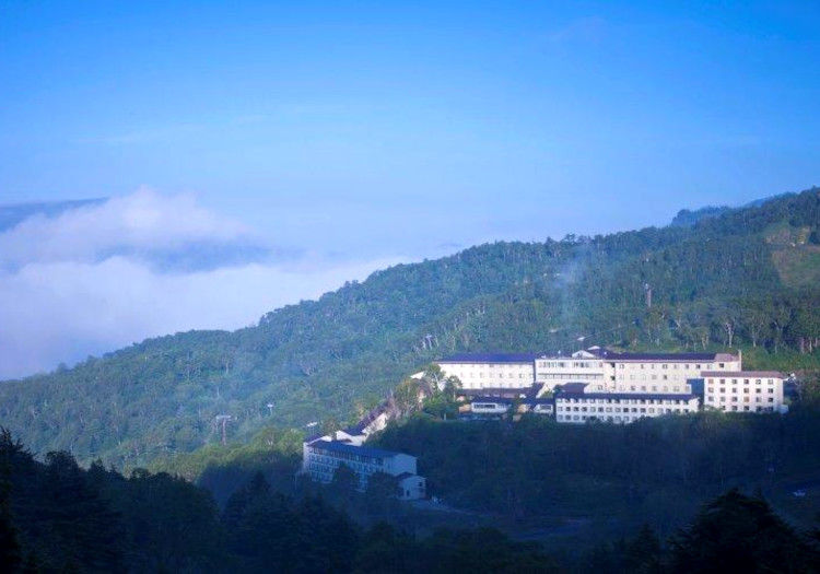 標⾼約1,800mに位置する当ホテル。どこまでも広がる絶景が自慢です