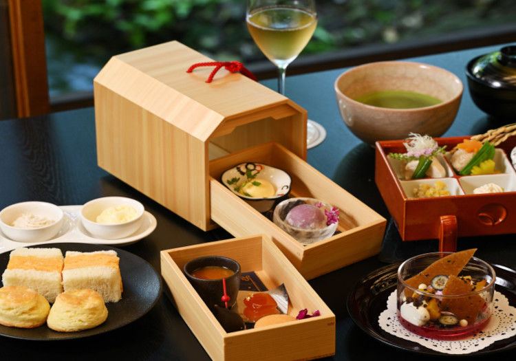 敷地内の日本庭園にある「茶寮」では、季節に合わせたアフタヌーンティーもご用意