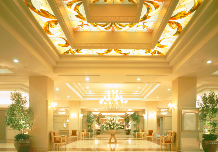 高い天井と、ヨーロピアンクラシカルな内装が特徴的。広々とした開放感ある館内です