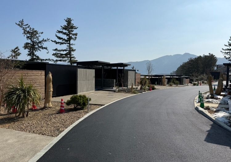 「浜つづり」は2025年6月、京都府宮津市由良にオープンしたリゾートヴィラです