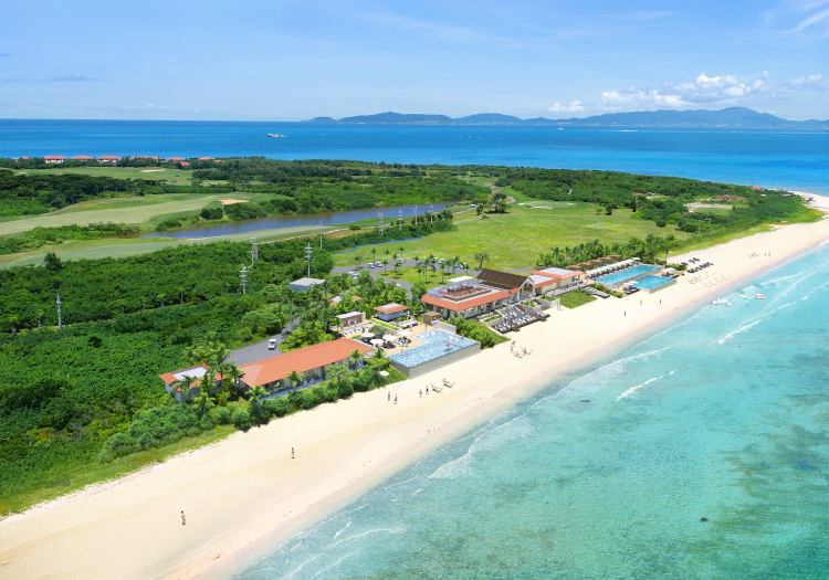 小浜島は、沖縄から400㎞南の場所に位置し、美しい海と砂浜に囲まれています。