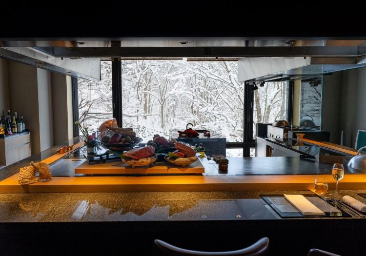 レストランは和食ベースの創作料理主体で、鉄板焼き専用ルームも用意されています