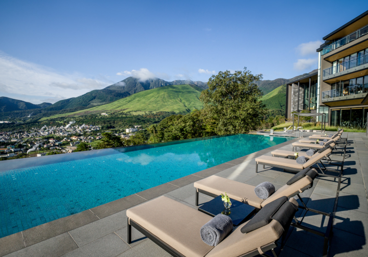 リゾート地ならではのインフィニティプールで、優雅な非日常体験を