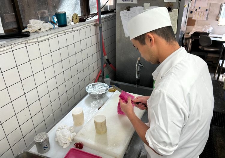 未経験の方は、2年目から野菜を切るなどの業務も担当します。