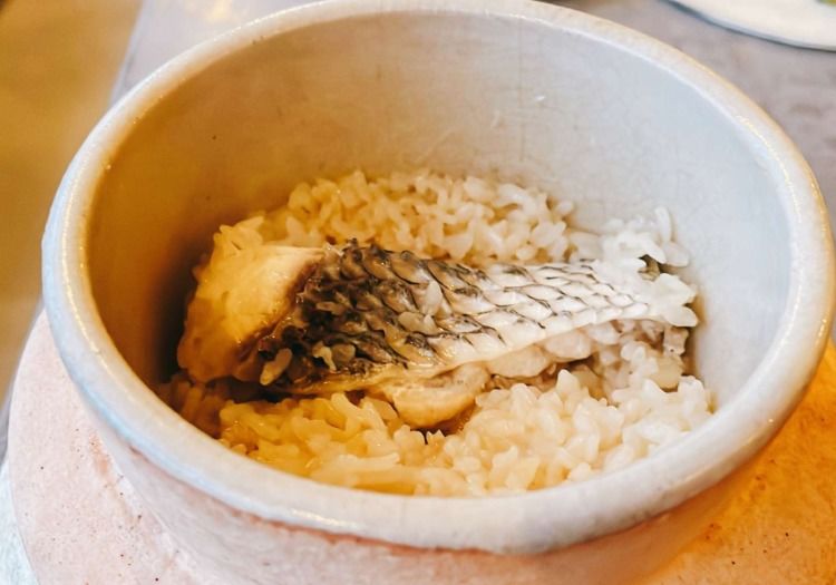 ジャンルを融合したビストロ料理や、魚介の釜めしは当ホテルならではの絶品です。