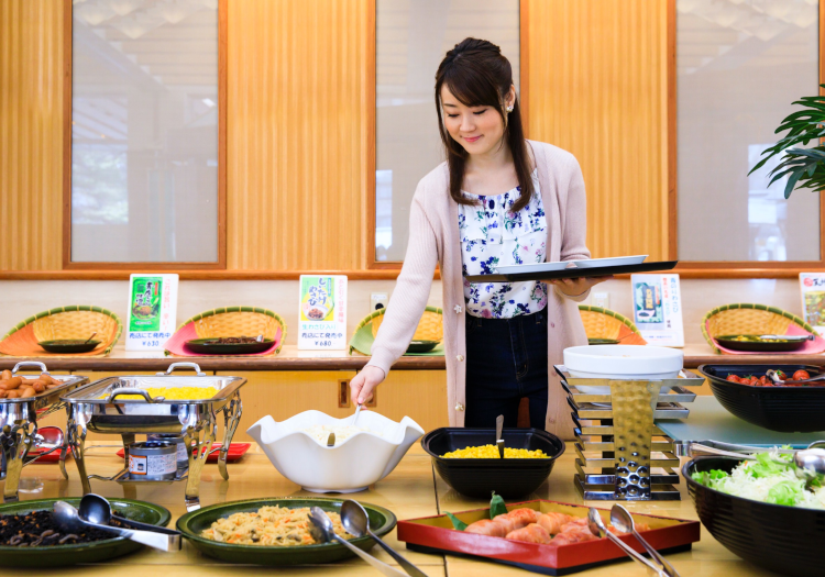 朝は田舎風バイキングにて、信州の恵みでお客様の一日の始まりを彩ります。
