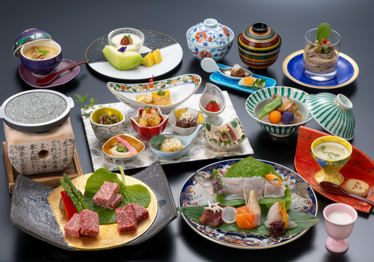 地元のお肉やお魚、信州の新鮮な食材を活かした贅沢な絶品料理を提供しています。