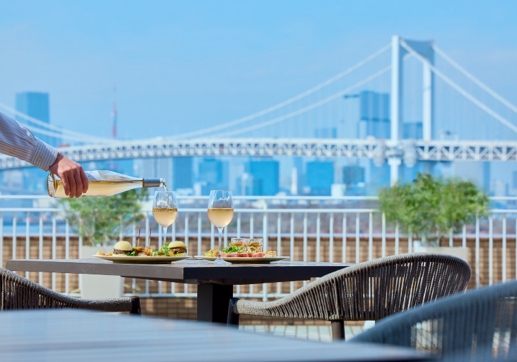 東京湾を望む「シースケープ テラス・ダイニング」。開放感あふれる上質な空間です
