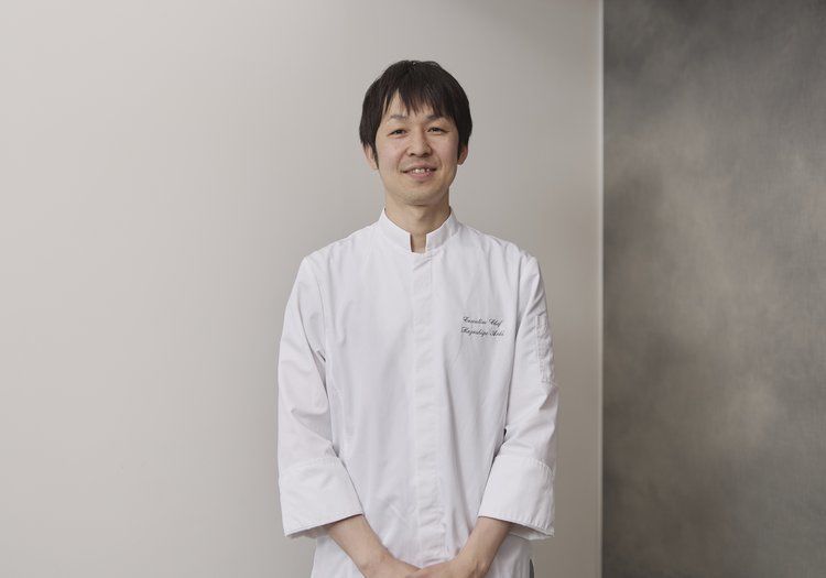 厨房を率いる総料理長。イタリアンとフレンチ双方に通じた料理人のもとで学べる環境です