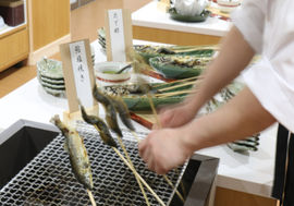 熊野の食材を使用した会席料理やバイキング料理を提供しています。